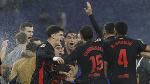 Jogadores do Barcelona festejam no relvado do Estádio do Espanyol... que ligou o sistema de rega