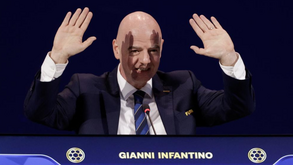 Infantino visitou Donald Trump, chegou três horas atrasado a congresso e representantes da UEFA não gostaram