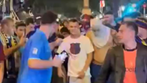 Jogador do Barcelona não esperou pela parada de campeão e juntou-se ao festejo de ultras