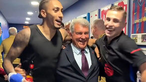 Raphinha de cerveja na mão e Laporta como nunca o vimos: as imagens da festa rija do Barcelona no balneário