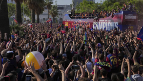 Milhares saíram às ruas em Espanha para celebrar o 'triplete' do Barcelona