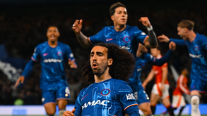 Cucurella festeja golo frente ao Manchester United