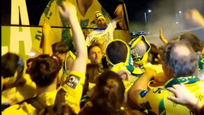 Milhares de pessoas, música e fogo-de-artifício recebem jogadores do Tondela