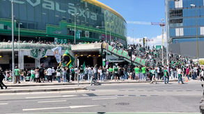 Adeptos do Sporting já 'aquecem': muita animação na fan zone montada pelas claques em Alvalade 