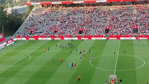 Adeptos do Benfica assobiam equipa e Bruno Lage conforta individualmente todos os jogadores