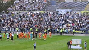 Ânimos exaltados em Arouca: adeptos do Boavista tentam invadir o relvado e há uma detenção