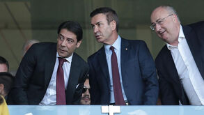 Rui Costa ao lado de António Salvador