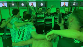Arrepiante: jogadores do Sporting juntaram-se no balneário e cantaram 'O Mundo Sabe Que'
