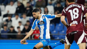 Jogador do Deportivo cai de uma altura de 5 metros ao tentar tirar selfie junto ao mar