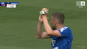 O momento em que Jamie Vardy se despede dos adeptos e passa braçadeira a Ricardo Pereira