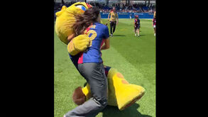Kika Nazareth rasteira mascote do Barcelona em dia de consagração das campeãs espanholas