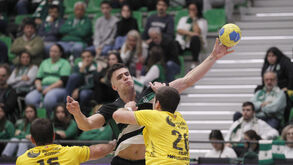 Kiko Costa em ação frente ao ABC