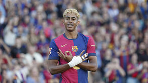 Oficial: Lamine Yamal renova com o Barcelona