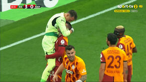 Muslera marca de penálti 13 anos depois e pede desculpa... ao guarda-redes adversário