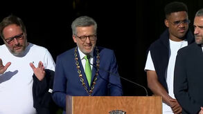 A monumental assobiadela a Carlos Moedas: Paulinho até teve de pedir silêncio