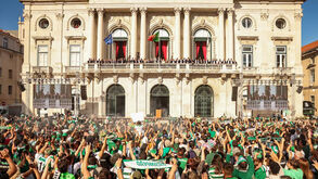 Assobiadela a Moedas, o discurso de Varandas e milhares de adeptos em euforia: assim foi a receção do Sporting na Câmara