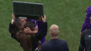 Emocionante: filha levanta a placa de substituição no último jogo de Vertonghen em casa pelo Anderlecht 