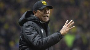 Nantes despede treinador Antoine Kombouaré