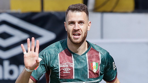 Leonel Bucca festeja golo pelo E. Amadora