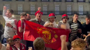 «Vai trazer de novo os dias glória»: adeptos do Man. United cantam para Amorim em Bilbao