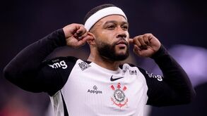 Depay reclama dívida e falta a treino do Corinthians