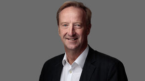 Sir Alex Younger junta-se aos convidados que vão estar no evento que assinala o primeiro aniversário do NOW