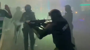 Novas imagens mostram momento em que a polícia atinge adeptos do Sporting com balas de borracha