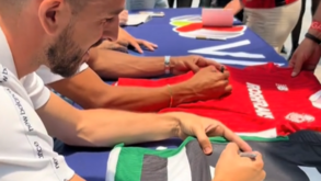 Paulinho foi surpreendido com camisola do Sporting e atirou: «Uhhh...! Essa é muito bonita»
