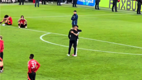 O abraço entre Ruben Amorim e Pedro Porro após o apito final em Bilbau