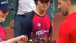 Djokovic recebeu bolo em pleno court e acabou a distribuir... pedaços de chocolate aos apanha-bolas