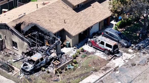 Imagens de drone mostram rasto de destruição após queda de avião em bairro de San Diego