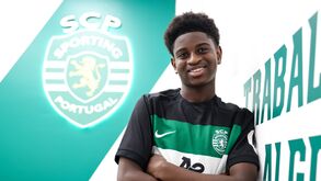 Jovem avançado assina contrato de formação com o Sporting