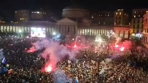 A loucura nas ruas de Nápoles nos festejos do título