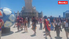 Adeptos de Arsenal e Barcelona fazem a festa no Terreiro do Paço antes da Champions feminina 