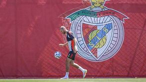 Aursnes no relvado no último treino do Benfica antes da final da Taça de Portugal