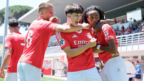 Jogadores do Benfica fazem a festa durante o jogo com o Famalicão, da Taça Revelação