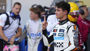 Lando Norris festeja a 'pole position' conseguida no Mónaco