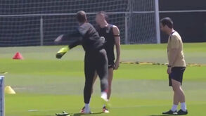 Szczesny e Lewandowski simulam cena de pancadaria no treino e assustam adeptos do Barcelona