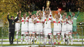 Jogadores do Estugarda fazem a festa após conquistarem a Taça da Alemanha