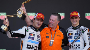 Lando Norris (à esquerda), Zak Brown (ao centro) e Oscar Piastri (à direita) festejam o 1.º e 3.º lugares da McLaren no GP do Mónaco