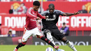 Amad Diallo e Amadou Onana durante o Manchester United-Aston Villa