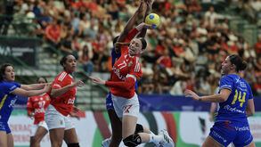 Benfica junta Taça feminina de andebol ao tetracampeonato ao vencer Madeira SAD