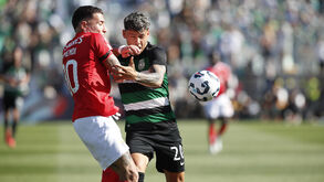 Otamendi em disputa com Maxi Araújo durante o Benfica-Sporting