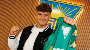 Promessa Fletcher Lowe renova com o Estoril até 2028