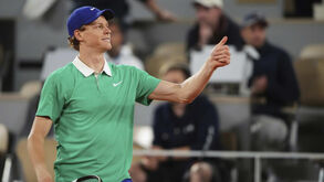 Jannik Sinner avança em Roland Garros