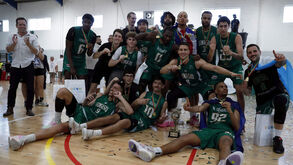 Jogadores do Ginásio Olhanense celebram a vitória sobre a Académica em Olhão e a conquista do 3.º escalão