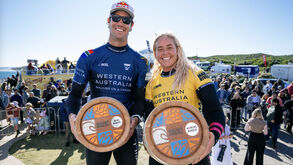 Jordy Smith e Gabriela Bryan com os troféus