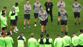 Manuel Pellegrini dá a tática aos jogadores do Betis em Wroclaw