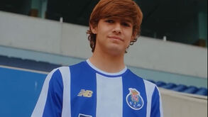 O pormenor nas imagens que o FC Porto divulgou da camisola para 25/26 que está a deixar adeptos intrigados