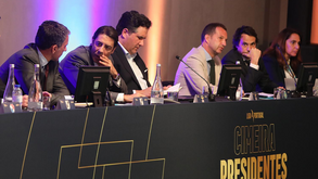 Rui Costa à conversa com António Miguel Cardoso (à esquerda), Nuno Catarino (ao centro) e Frederico Varandas com Bernardo Palmeiro (à direita)